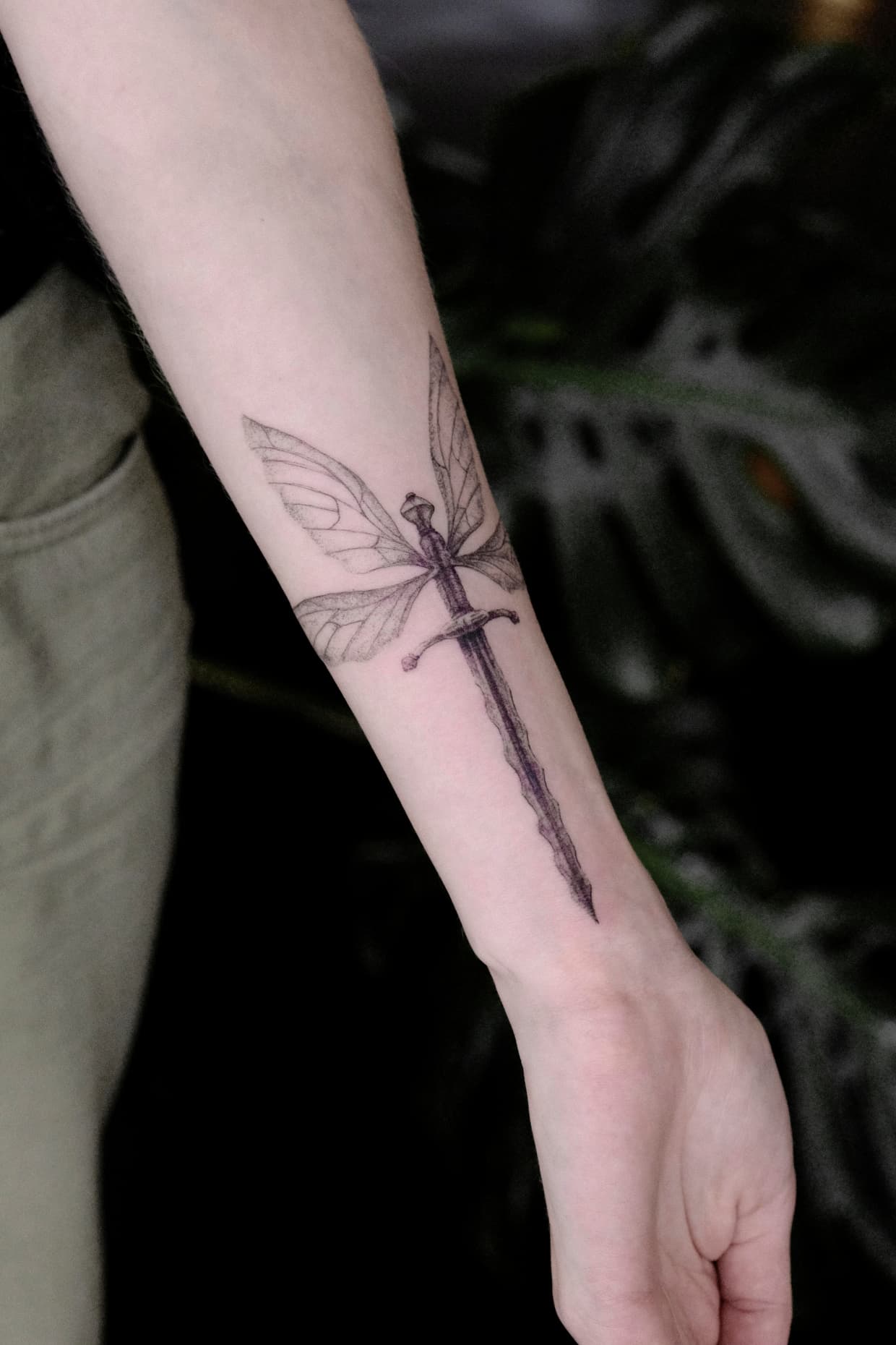 Winged dagger forearm